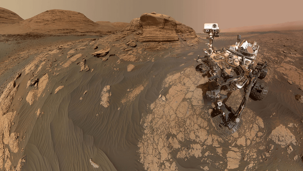 Марсоход NASA Curiosity на фоне марсианского холма Мон-Мерку.