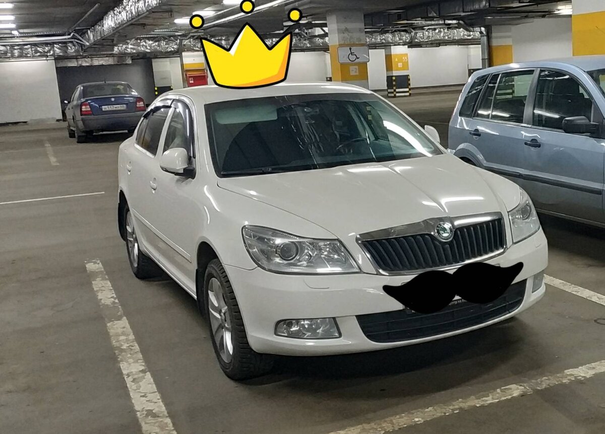 Приветствую вас дорогие читатели! Сегодня я хотел бы, вам рассказать о своём опыте владеня данным авто. Купил я Октавию на вторичном рынке, в августе 18 года, пробег к тому времени уже составлял 89 тыс. км. Покупкой был очень доволен, так, как комплектация на авто была максемальная, и динамику двигатель 1.8 шкоде даёт отличную, плюс робот переключался очень хорошо. Хасход по трассе при скорости 120 км/час составлял 6.9-7.1 л. на сотку, в городе расход доходил до 8.5 л. В принципе с нынишними ценаби на бензин, такой расход при такой динамики даже очень радует. Думаю с такими ценами на бензин скоро опять на лошадей пересядем))) Ну, так о чем я, на данный момент пробег на авто 162тыс и вот с какими поломками и затратами мне пришлось столкнутся. Первым из строя уже через 2 месяца вышла помпа,  она просто развалилась и весь антифриз вытек. Цена аналога + работа составила 18тыс. руб. . Не плохое начало подумал я, почитав в интернете понял что на всей линейке ваш помпа не славится надежностью. В феврале 19г и прибегу 112тыс.км.пришло время замены цепи грм, ремкомплект + работа обошлись в 24тыс. Честно думал будет дороже,  да и деньги на эту процедуру были сразу отложены так что я не сильно был настроен отдавая эту сумму. Далее на пробеге 115 тыс км развалился передний правый ступечный подшипник, купил фирму лимфердер за две передних ступици отдал 7тыс. + замена 0 руб так как менял сам. К 118 тыс км адаптивный свет упал в аварийный режим. Диагностика показала выход переднего датчика уровня кузова цена 6500 руб менял сам. Уже к 122 тыс. км DSG начала немного пинатся, это был для меня не приятный сюрприз, ездить стало дискомфортно и я поехал на диагностику. Замена сцепления и двух массового маховика обошлись мне в 60 тыс руб. Скажу честно, это была самая неприятная трата денег за всю мою жизнь. К 150 тыс. км я поменял все четыри амортизатора, стойки стабилизатора, сайлентблоки передних нижних рычагов, тормозные колодки и диски в круг всё это мне обошлось в 32 тыс. рублей и уже к 160 тысяч км. Спустя почти три года в феврале 21 года я её продал.     Вы спосите за сколько же  я продаль её, так вот продал я её, не смотря на то, что цены на авто поднялтсь всего за 470 тысяч рублей хотя покупал я её за 550 могу сказать одно коробка DSG со своей "надежностью" Оченьсильно снижает цену авто и от этого грустно потому-что сама по себе машинка не плохая! И да к стати масло она не жрала, от замены до замены а это каждые 7 тыс км, расход был 200-300 грамм, это считается типо норма ,так как мотор, турбированный. Вот и всё, всем желаю удачи и хороших дорог, ПОКА👋