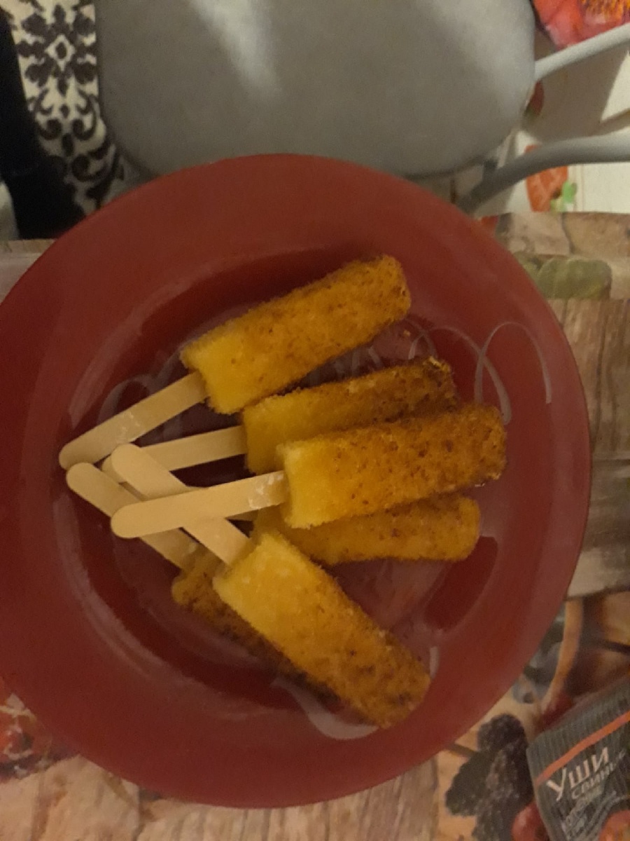 Расскажем о том, как приготовить мороженое из сыра за пять минут. Оно подойдёт в качестве оригинальной закуски и как лакомство для детей. 