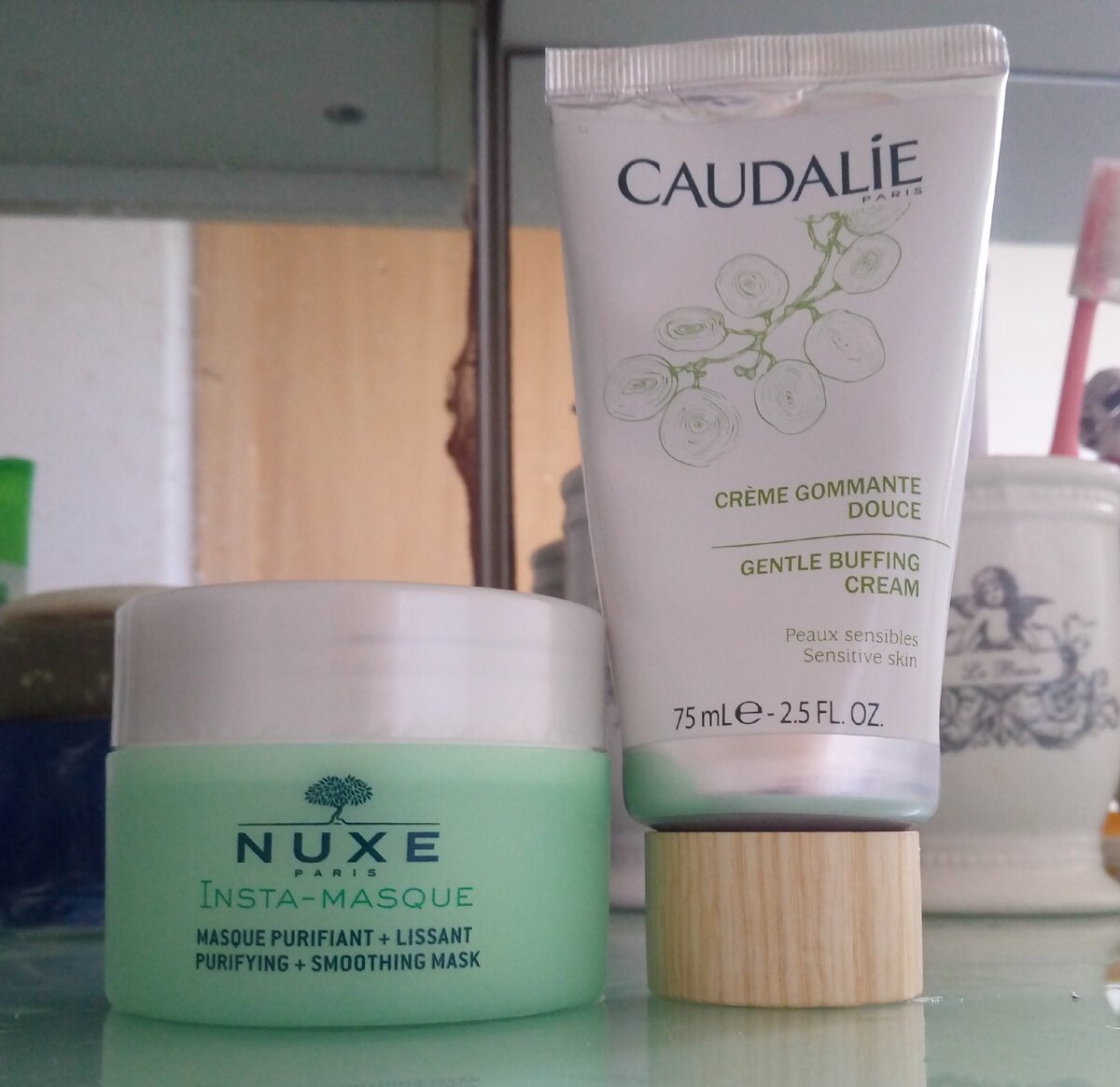 Крем-скраб от Caudalie - первый продукт этой марки, который я попробовала. Слева маска-глина от NUXE, она просто уникальная. Все фото в этой статье - из личного архива.