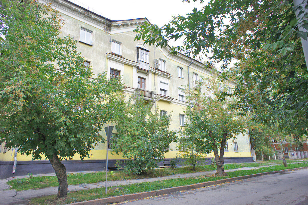 Комната наша была в этом доме.