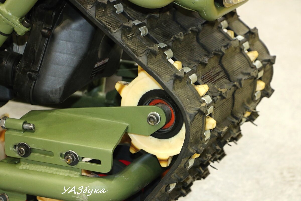 Две гусеницы. Из-за малого промежутка между ними, кажется, что она одинарная