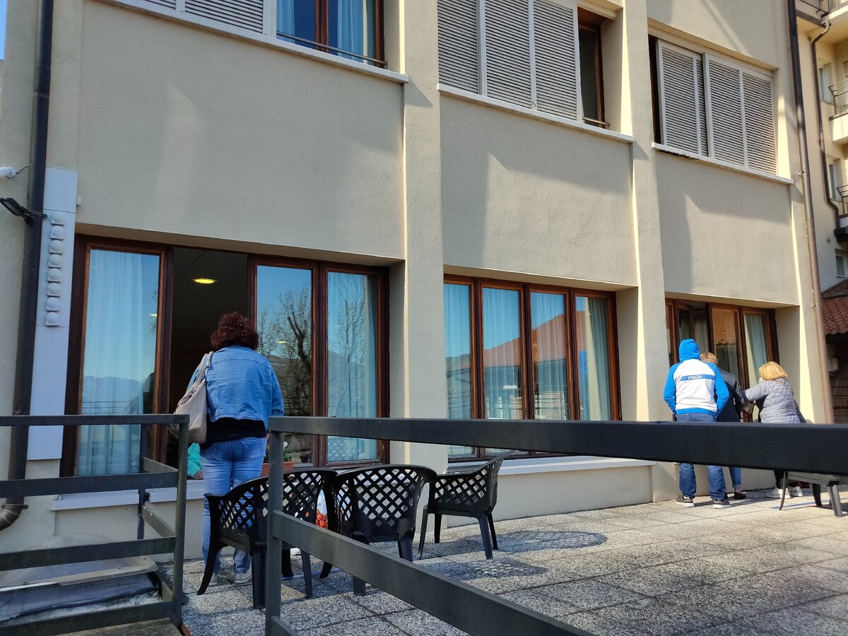 Свидание через окно. Три стула для родственников