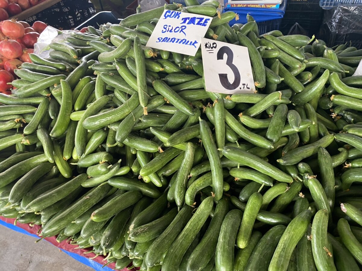 Огуцы на рынке 30₽ за кг