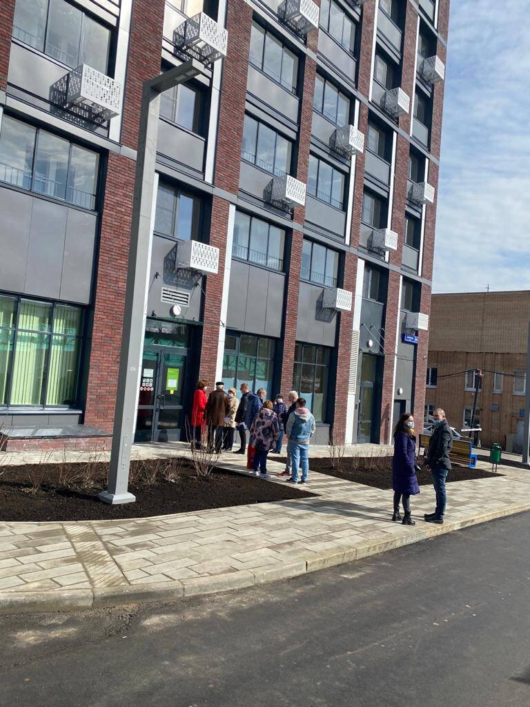 Вот так выглядит очередь с утра, и внутреннее убранство помещения!