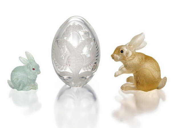 Два резных кролика и хрустальное яйцо из травленого стекла. Большой кролик, из дымчатого кварца, с глазами из сапфиров-кабошонов высотой 7,6 см, автор М. Уайлд. Маленький кролик с глазами-рубинами сделан из аквамарина (высота  5 см).