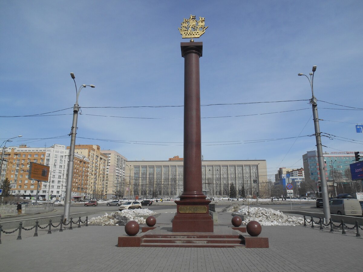 Стела, посвященная трудовому подвигу ленинградцев. Аллея блокадников. Улица Восход.  Новосибирск. Апрель 2021 г. фото автора.