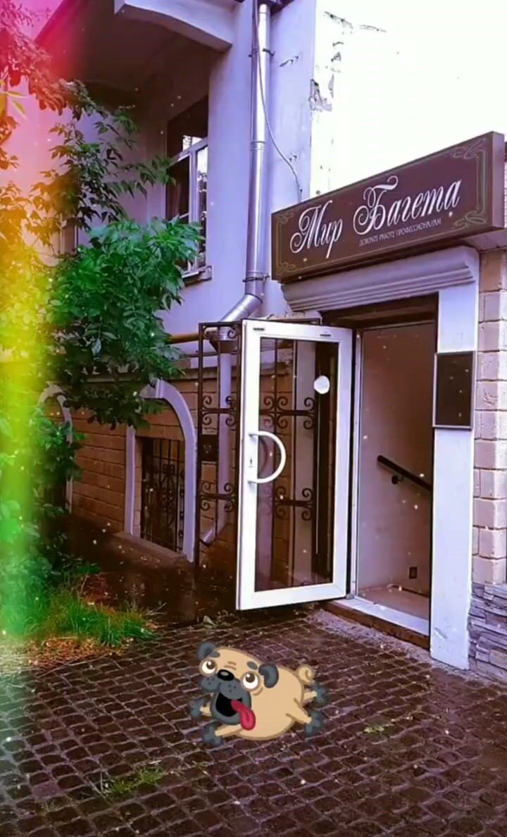 Снаружи и внутри багетная мастерская очень красивая