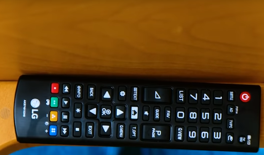 Вуаля! Теперь пульт надежно закреплён и не убежит :)