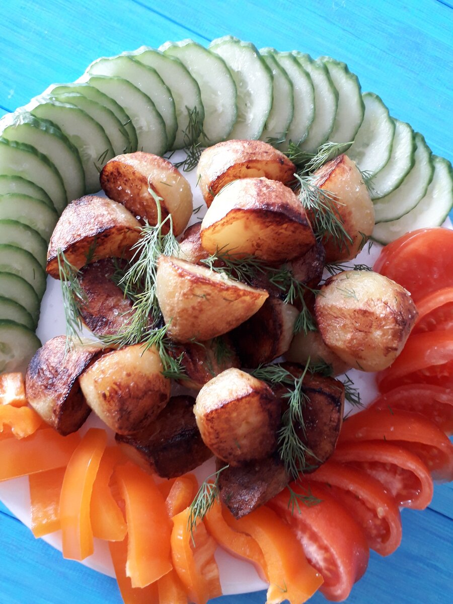 Картошка, жаренная половинками и овощная нарезка