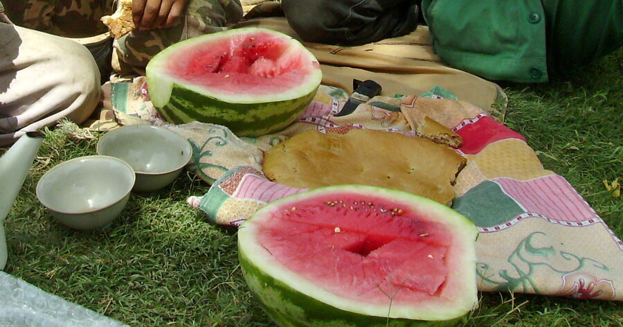 Лепешка плюс арбуз - самое то  для жары - и от жажды, и сытно. Фото автора