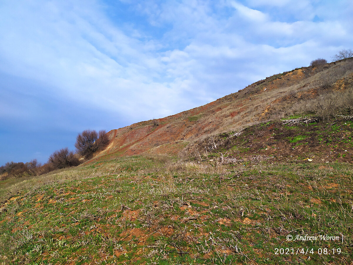 Терраса под глинистыми холмами