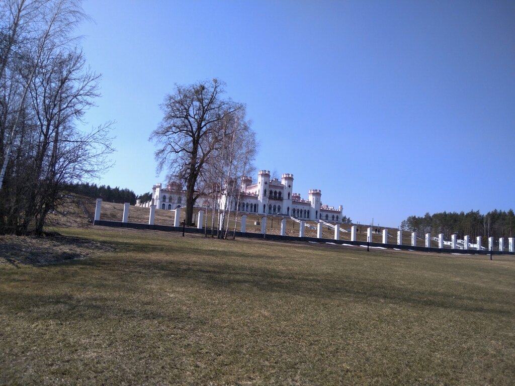 Замок-дворец Пусловских с расстояния почти в километр