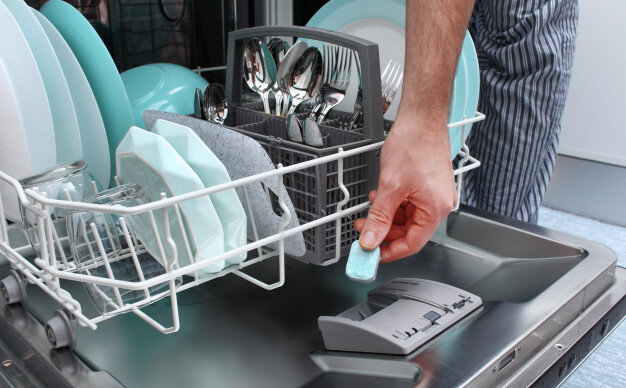 Почему посудомойка перестала эффективно мыть посуду: причины и как решить проблему
