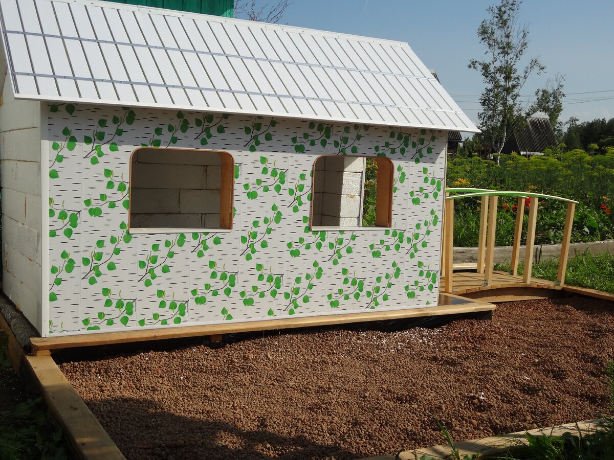 Фото автора. Домик из пенополистирольных брёвнышек.