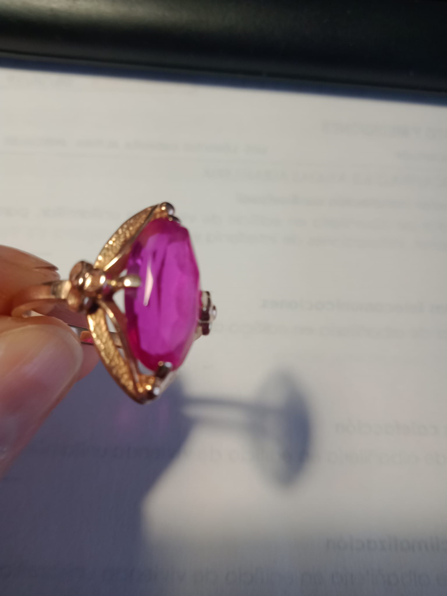 Мой перстень советских времён, куплен в 1989 году, как подарок мужа на рождение сына. Золото 583 пробы, камень - искусственный  рубин (корунд).  Стоил 220 рублей.