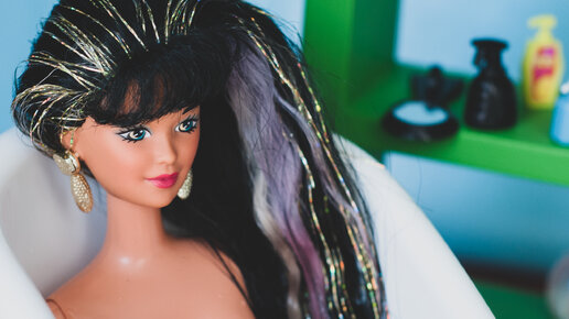 Кукла из 90-х меняет цвет волос в воде. Показываю, насколько ...