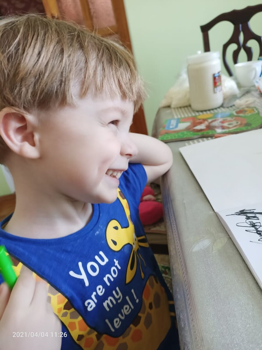 Сестрёнка смешит