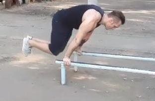 Ноги поджаты, в группировке, тело уводим вперед - на брусьях из-за разворота кисти будет по легче, чем на полу.