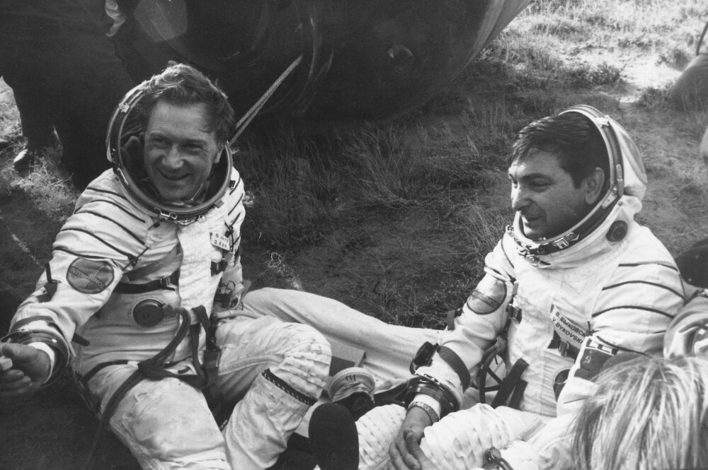 Валерий Быковский и Зигмунд Йен после приземления. (persons-info.com)