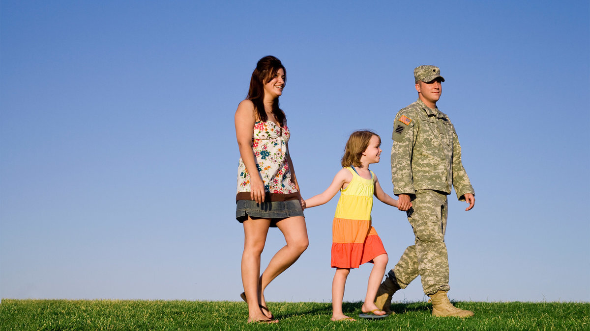Счастливая семья военнослужащего