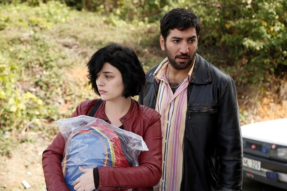 Кадр из сериала "Моя мама". Адрес изображения: https://yandex.ru/images/search?from=tabbar&text=дженгиз%20из%20сериала%20мама&pos=0&img_url=https%3A%2F%2Ffanpage.gr%2Fpictures%2F2018%2F02%2Fskalia4.jpg&rpt=simage