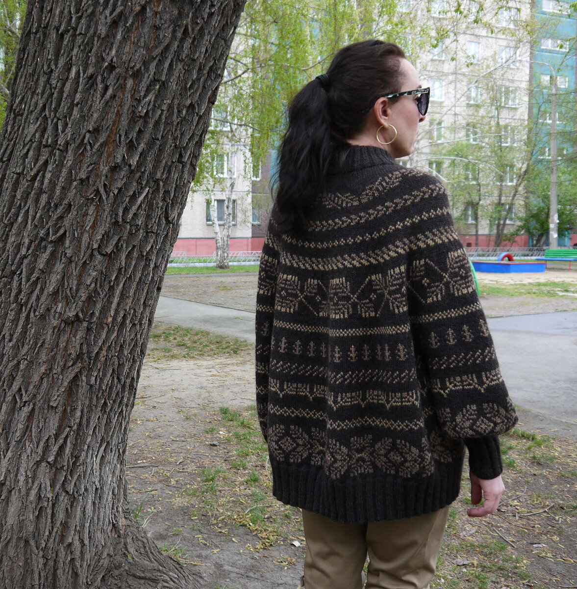 На этом фото - мастер жаккарда, которую я знаю по сайту Осинка как Иририна. Именно благодаря её показу я купила описание этого пуловера на английском языке на Ravelry