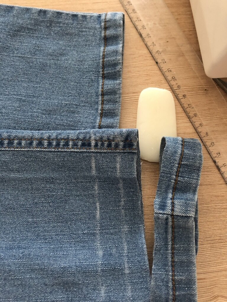 Как заузить джинсы снизу в домашних условиях — инструкция (снизу, талию)