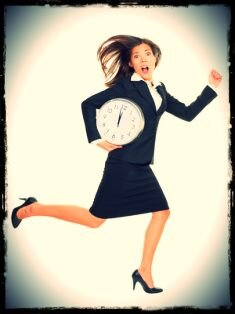 Алексей бежал на собеседование, проклиная себя. Он не мог объяснить, что дернуло его накануне вечером выпить три бутылки пива посреди рабочей недели. Раньше он никогда так не делал – мог позволить себе бутылку-другую пива вечером в субботу, когда наутро никуда не нужно идти. Результат: будильник, который он проспал, тяжелая голова и неприятный запах, который не могла заглушить даже жвачка. …На ту работу Алексея все же приняли: он был очень хорошим специалистом. А вспоминая, почему же он чуть не саботировал собственное поступление в новую фирму, Алексей вдруг понял: он застеснялся более чем достойной зарплаты , которую ему предложили. Ему казалось, что он не заслуживает таких денег – хотя его опыт и стаж работы, да и само предложение работодателей говорили об обратном. И тут он вспомнил, как мама со вздохом говорила ему: «Мы, Леша люди бедные, потому что честным трудом больших денег не заработаешь». 

 

В этой истории – первый ключ к поведению людей, которые подводят сами себя. Обычно это дети родителей, которые «запрещают» своим отпрыскам успех. Кто-то приговаривает о невозможности честному человеку разбогатеть, как мама Алексея, кто-то – о том, что женщины в результате всегда остаются одни, даже при живом муже. Нередко саботажники – выросшие  дети  депрессивных или сверхтребовательных родителей («Получил «пятерку» за диктант? Хм, вот если бы у тебя и математика была на том же уровне…»). 

Удивительно, но к миру своего детства мы некоторым образом «прикипаем» душой. Даже если он был отнюдь не солнечным, а пасмурным и безрадостным: в доме всегда царит унылая (или скандальная) атмосфера, солнце за тучами, а мама всегда недовольна. 
Парадокс, но людям, выросшим в таких условиях, некомфортно, когда все складывается удачно и они прямой дорогой идут к успеху. Потому что опыт жизни в родительской семье научил их: за любое счастье и удачу ждет расплата. («Выиграл приз на школьном конкурсе? А точно не стащил? И не выменял у приятеля?»). Чтобы вернуть себе комфорт неудачи, пусть и такой унылый, саботажники всеми силами стараются вернуть жизнь в привычное состояние – на грани выживания. 
А еще бывает, что единственный способ добиться пристального внимания со стороны родителей – это что-нибудь натворить: разбить часы, провалить  экзамен … Или, к примеру, опоздать. 

Оля опаздывает везде. Друзья посмеиваются: если позвали компанию, Олю надо приглашать на полчаса или час раньше – тогда она придет как раз ко времени общего сбора. Деловые встречи превращаются для девушки в настоящий кошмар. А встреч у нее много, потому что Ольга – менеджер по развитию. Она опаздывает на презентации, встречи с партнерами и переговоры. Она перепробовала уже все способы - переводить часы на 15-20 минут вперед («Но я же все равно знаю, что они спешат»), ставить таймеры и «будильники» на телефон. Не помогает ничего. В крайних случаях она берет такси, что не всегда спасает, зато «съедает» кучу денег. Интересно, что в отличие от некоторых безалаберных людей, которые даже не задумываются о последствиях своих опозданий, Ольга - человек ответственный. Она искренне страдает, стыдится и извиняется. И продолжает опаздывать везде и всюду. 

 

Родители Оли как-то не доверяли успехам дочери. Учится в экономическом колледже – ну, неплохо, конечно, но ведь не Плехановское. Завела молодого человека – ничего, правда, какой-то он невнятный. Зато любой заметный неуспех дочери вызывал бурную реакцию и папы, и мамы. Эта привычка привлекать внимание негативом так и закрепилась, и во взрослом возрасте выражается в Ольгиных опозданиях. На самом деле она – человек способный, но очень скромный, и не всегда может ярко проявить себя в компании друзей или на презентации проекта. Опоздание стало способом заставить всех говорить о себе. 

Поступки «себе назло» могут быть и следствием какого-то одного, неудачного опыта: я провалил экзамен, а в следующий раз лучше вообще просплю его. Но чаще бывают следствием родительского невнимания и нелюбви. Понимание – первый шаг к тому, чтобы прекратить «гадить себе». Не будем лукавить: этот путь лучше пройти с помощью психолога. Самодеструктивное поведение, а именно им является самосаботаж, – вещь довольно серьезная и сильная, чтобы справляться с ней самому. 

Однако это не значит, что без помощи психологов не можете облегчить себе жизнь. Признание – первый шаг. Перестаньте винить обстоятельства, если в глубине души вы знаете, что опоздали из-за позднего выхода из дома, а с молодым человеком поссорились потому, что сами на него накричали по пустяковому поводу. А дальше спросите себя: какой комфорт обеспечивают вам вечные «провалы» в какой-то сфере? Поедание на ночь эклеров (хотя вы зареклись  похудеть ) может удерживать вас от стройности и обилия мужского внимания. Что очень удобно, если вы, к примеру, замужем – нужны вам все эти соблазны? А провоцировать бойфренда на скандалы, чтобы в конце концов в гневе указать ему на дверь, очень удобно, чтобы не сближаться с ним и не испытывать боли при возможном разрыве (который, возможно, уже случался с вами в прошлом). На самом деле далеко не все люди в глубине души хотят счастья, богатства, красоты и любви до гроба. Многим гораздо комфортнее быть бедными, запущенными, несчастными и одинокими. Зато наверняка. 
Источник: https://www.myjane.ru/articles/text/?id=12481