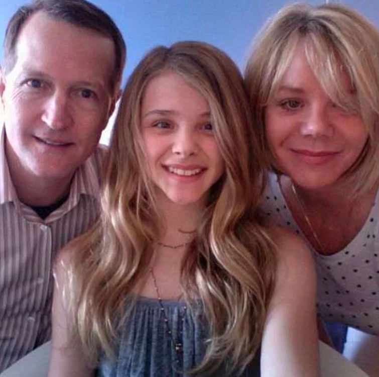 Хлоя с родителями.