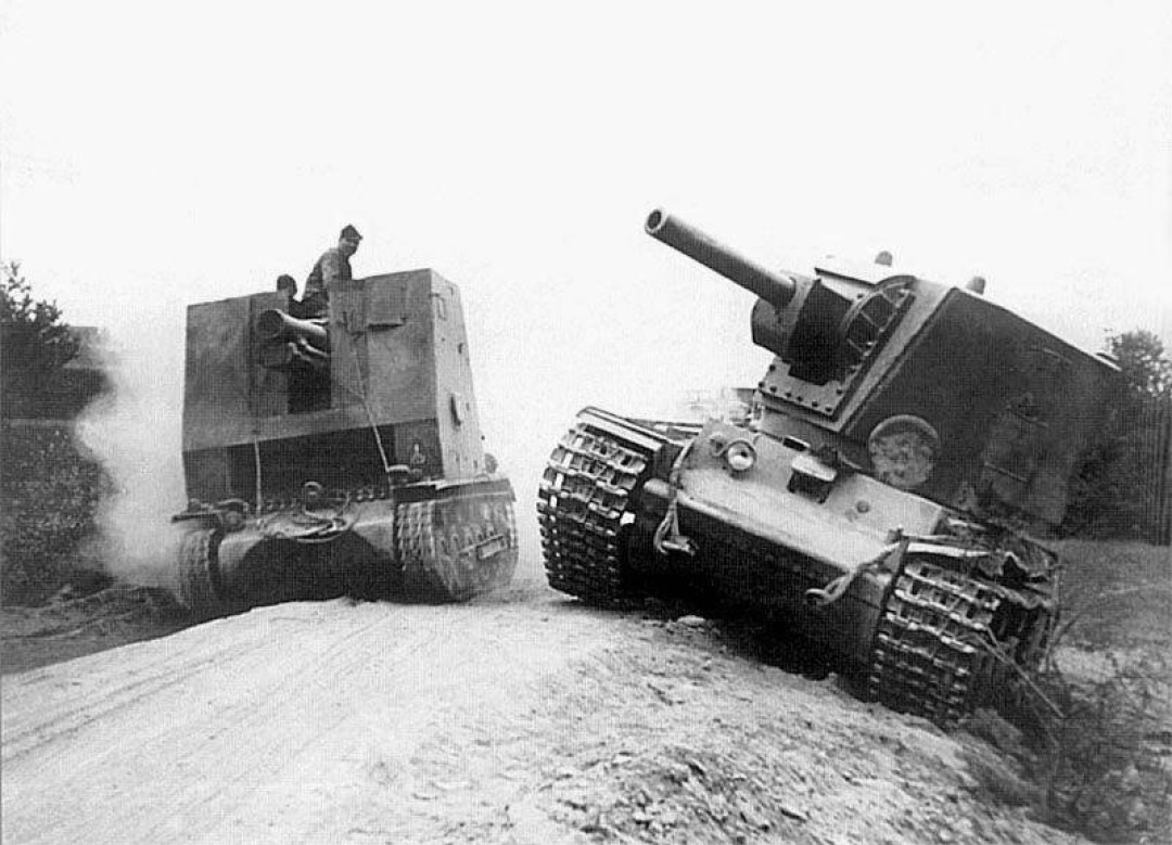 1941 год. Sturmpanzer I и КВ-2. Почти одинаковый калибр, совершенно разные боевые машины.