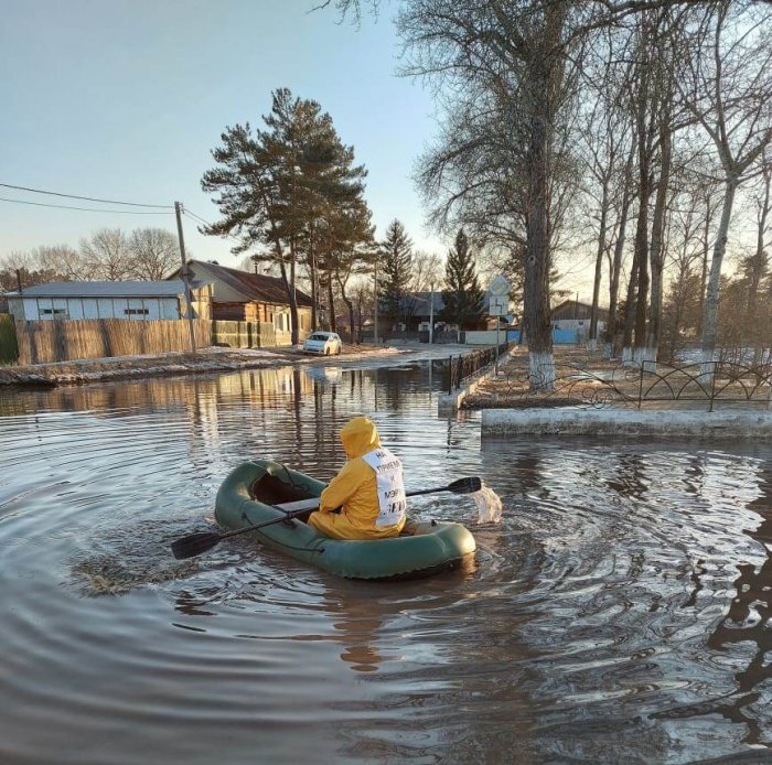 Фото: социальные сети, в городе Зея по лужам на дороге можно плавать на лодках 