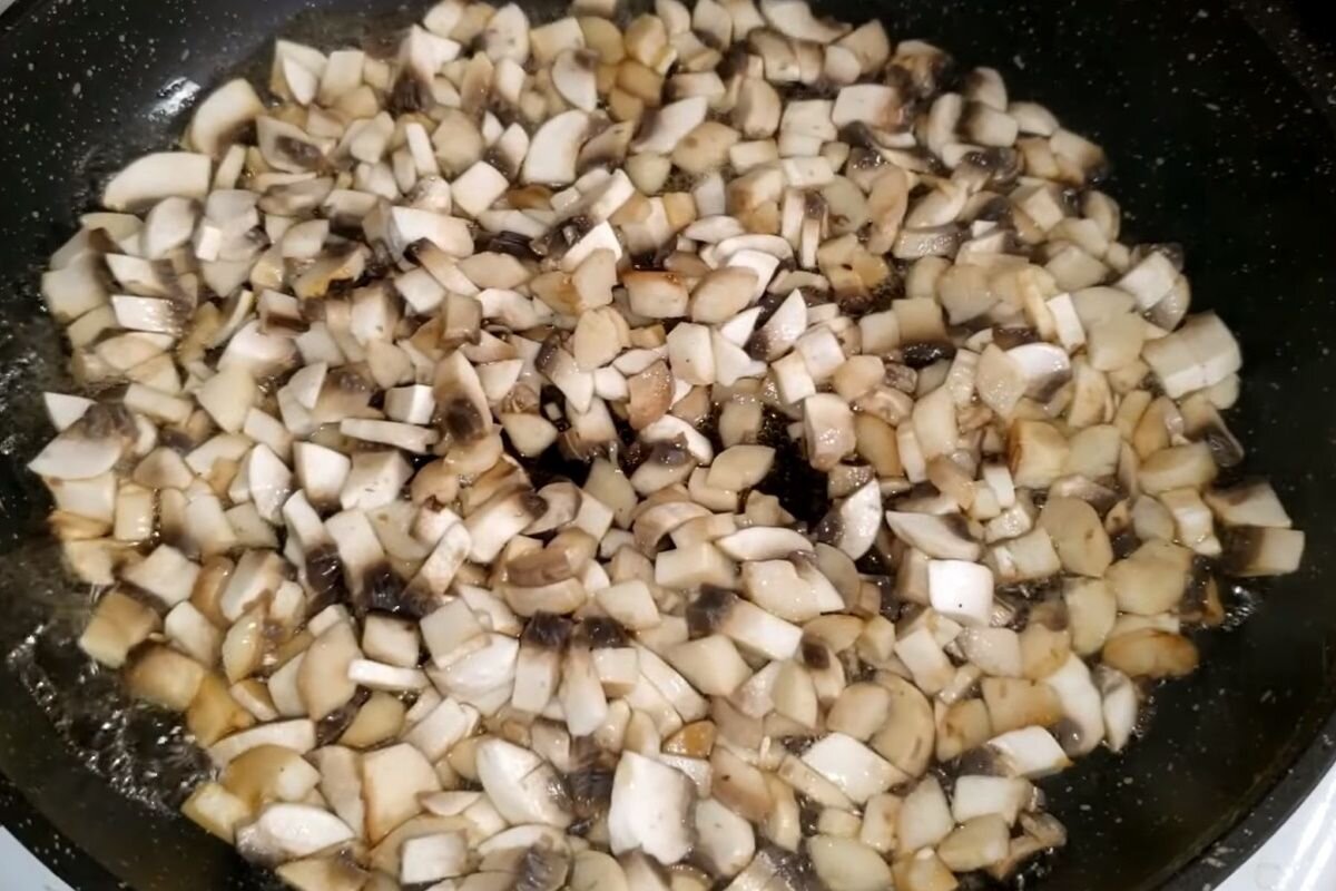 Шампиньоны жарятся 