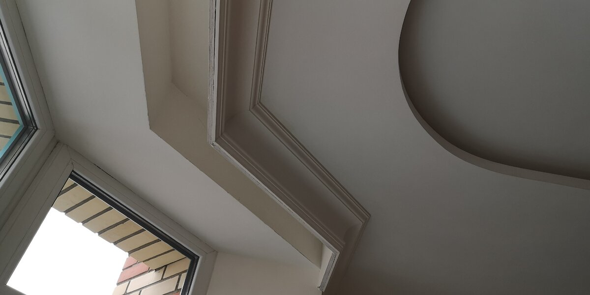 карнизные ниши оформлены потолочным плинтусом, внутренняя часть - основная плоскость,а короба имеют вылет под подсветку в виде круга