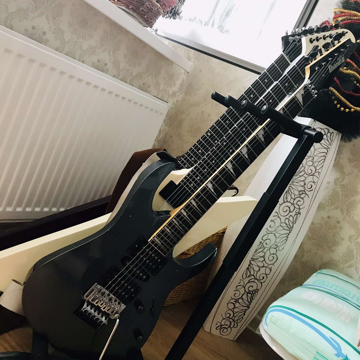 Вид, конечно, красивый, но поверьте - чтобы написать песню, которая понравится людям и станет хитом, достаточно всего одной гитары