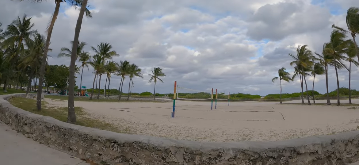 Майами, набережная... Похоже на кадр из фильма про апокалипсис.