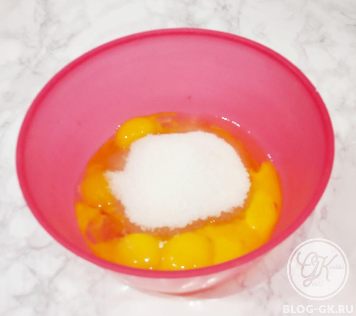 Желтки, яйцо и сахар