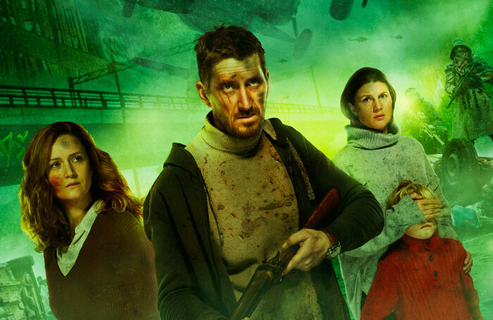 Новый неизвестный вирус превращает Москву в город мёртвых. Электричества нет, деньги потеряли свою ценность, те, кто ещё не заражён, отчаянно сражаются за еду и бензин. Сергей, его любимая и её сын-аутист живут за городом, где пока ещё безопасно. Но он не может бросить в беде бывшую жену с сыном, хоть она и ненавидит его. Сергей едет в Москву и чудом вывозит из умирающей столицы женщину и ребёнка. В пути к ним присоединяются также отец героя и довольно наглые соседи. Люди, которые в другой ситуации никогда не оказались бы под одной крышей, вынуждены забыть прежние обиды и отправиться в полное смертельных опасностей путешествие в Карелию, к уединенному охотничьему домику, расположенному на необитаемом острове посреди озера