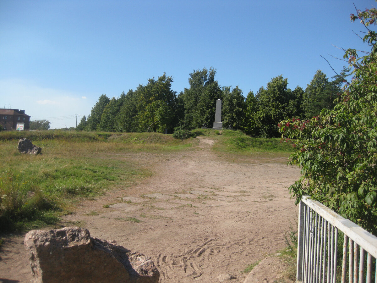 Современный обелиск, находящийся на территории Анненских укреплений в Выборге. Фото автора.