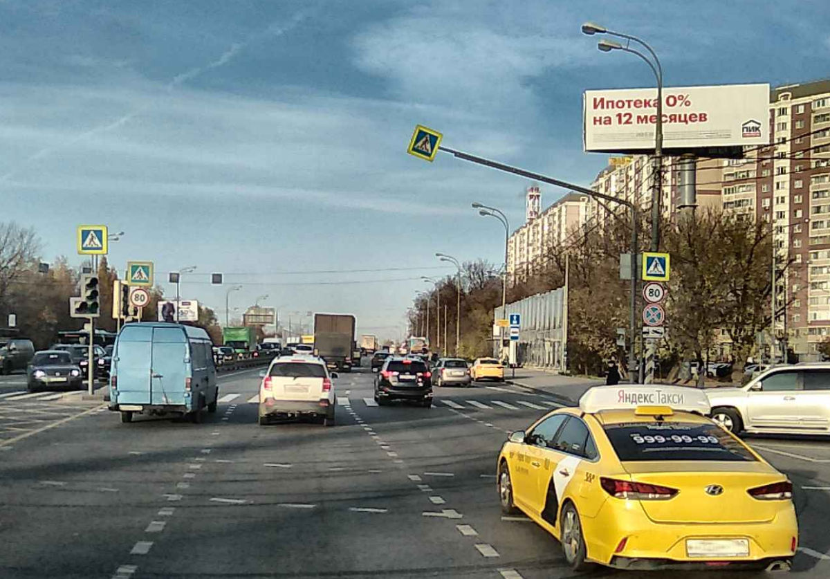 В 2020 году на Варшавском шоссе за МКАД повысили скоростной режим с 60 км/ч до 80 км/ч, спустя несколько лет после реконструкции.