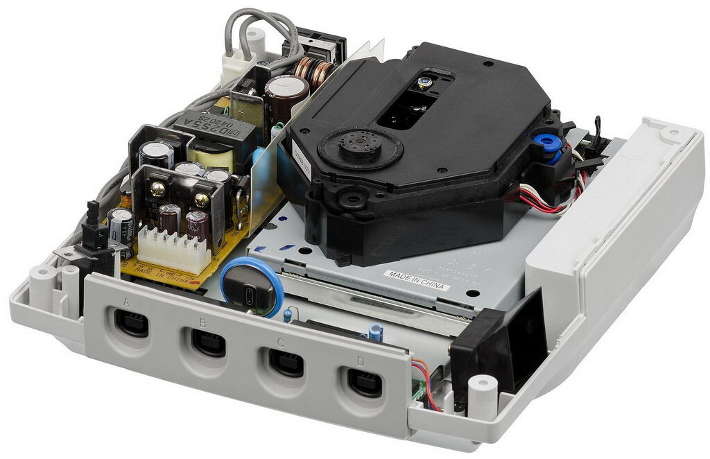 Встроенный блок питания и модем это хорошо, авот не съемная батарейка для сохрвнения даты и времени на консоли с возрастом начинает доставать с предложением настроить дату при каждом запуске