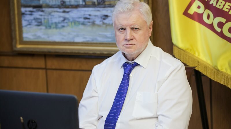 Сергей Миронов сурово смотрит с главной страницы портала партии — видимо, на мигрантов. Фото: spravedlivo.ru