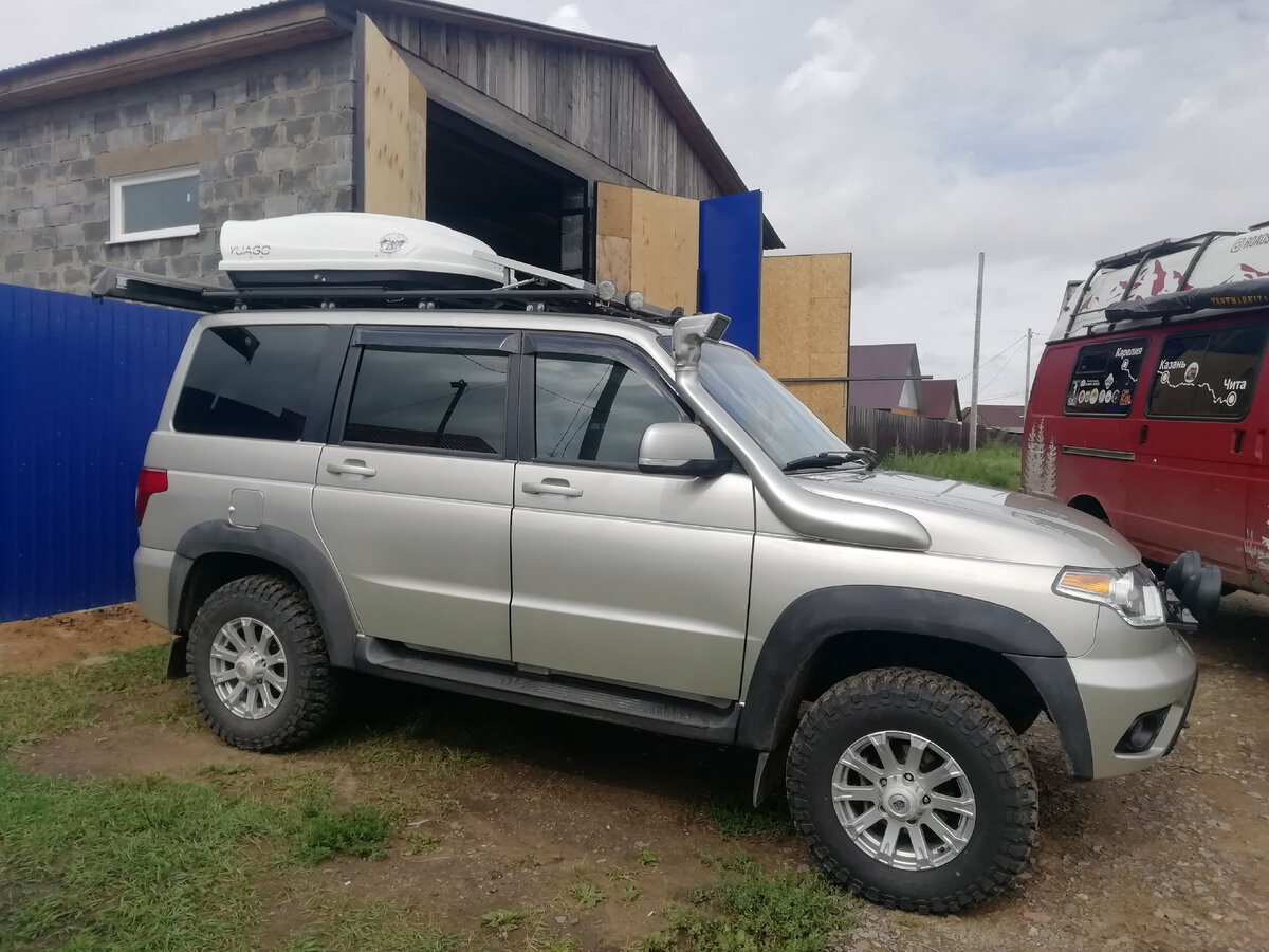 Шноркель и багажник на крыше сразу выдают экспедиционный автомобиль