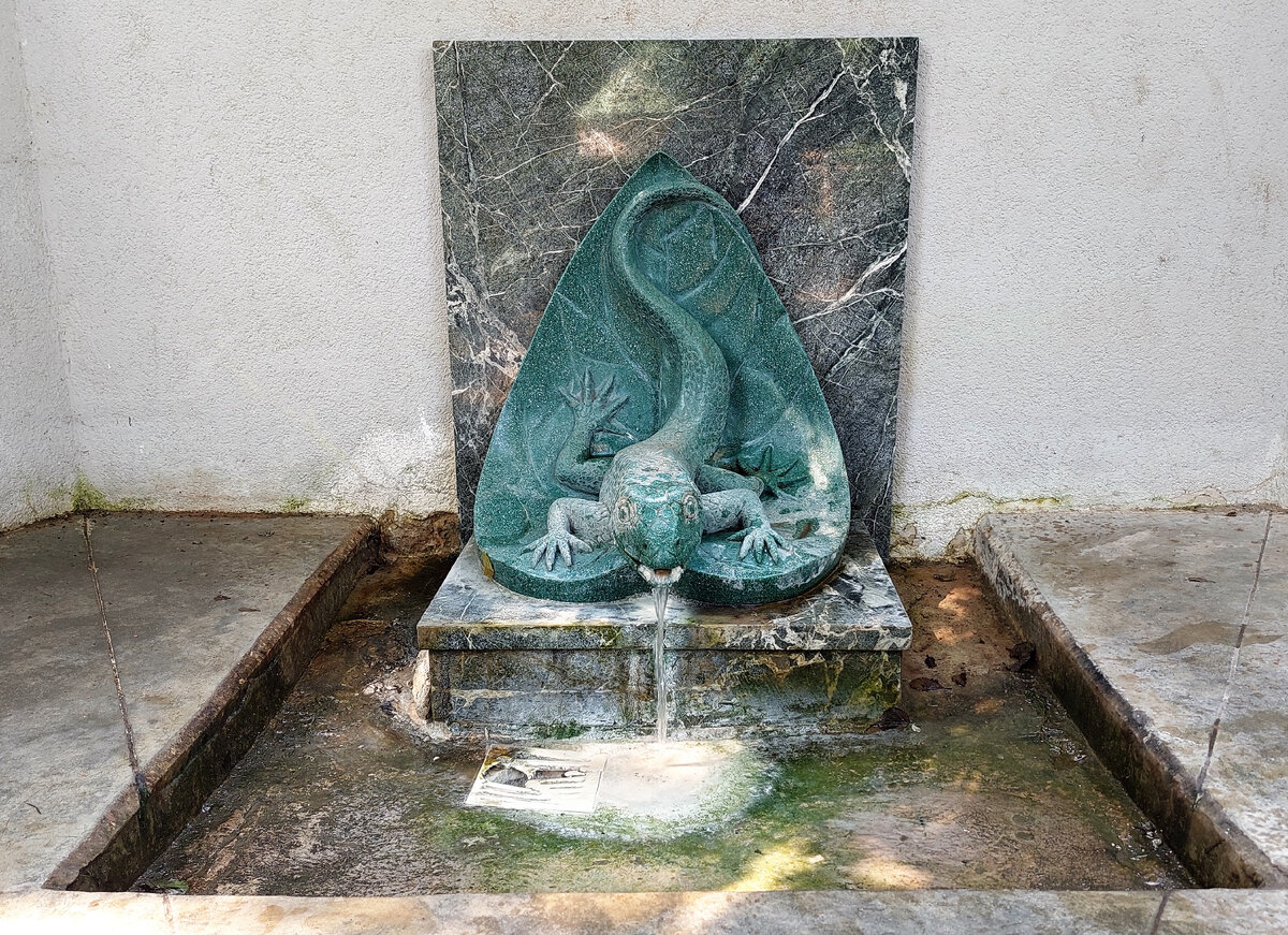 На второй фотографии - павильон над источником