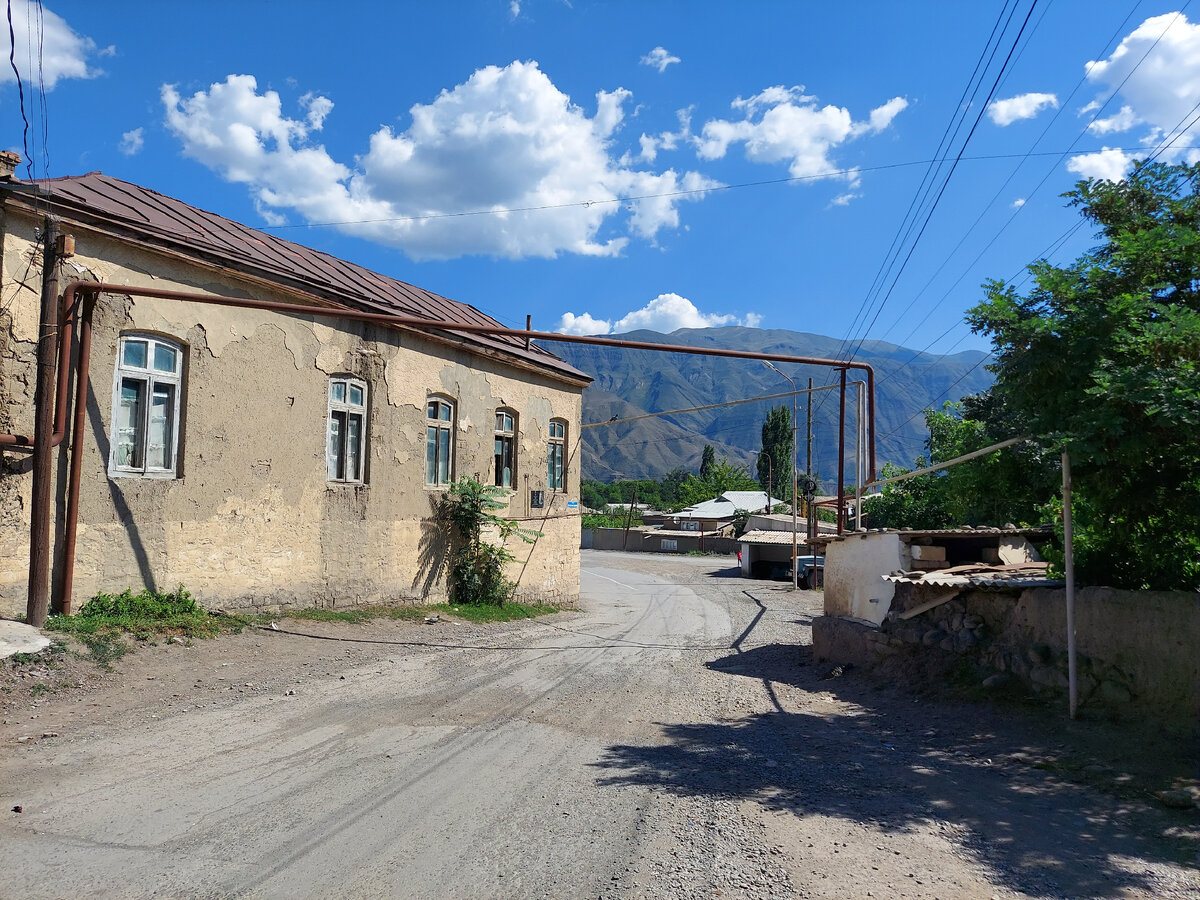 Улочка Ахты.
