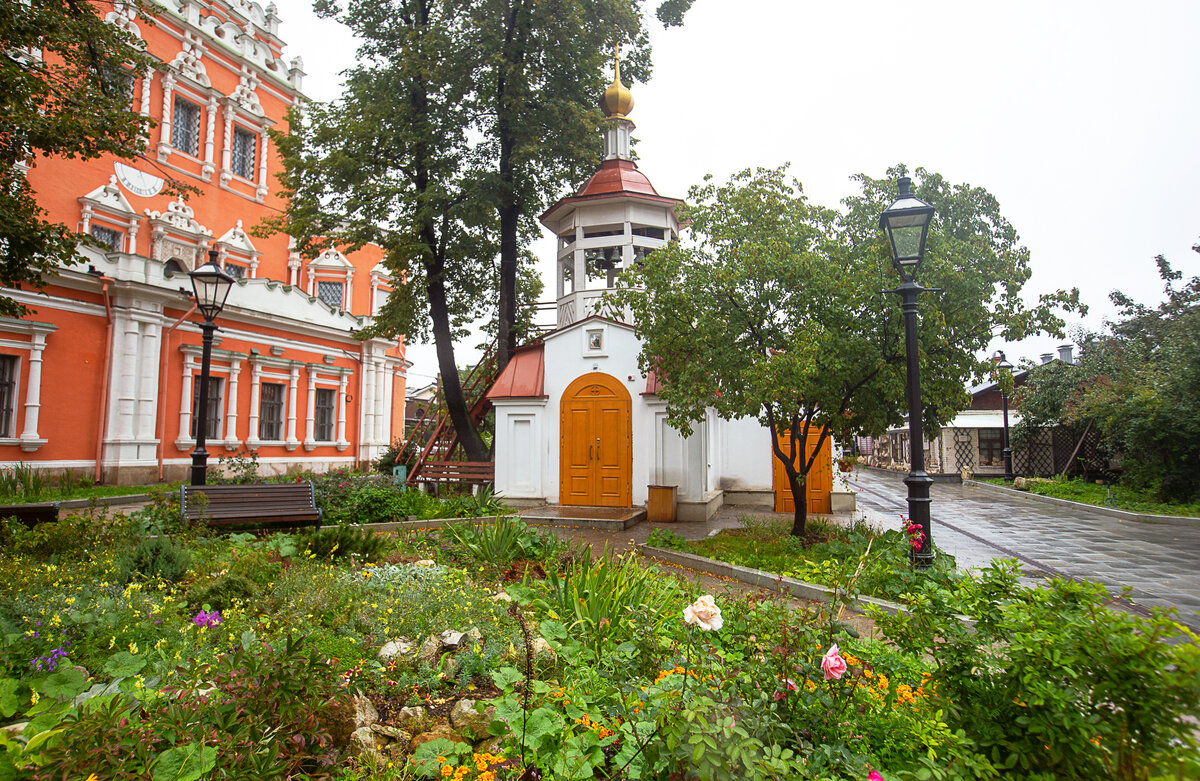 Храм Иова Почаевского (слева виднеется храм Воскресения в Кадашах), детали. Москва. Фото автора статьи (ещё 1 фото)