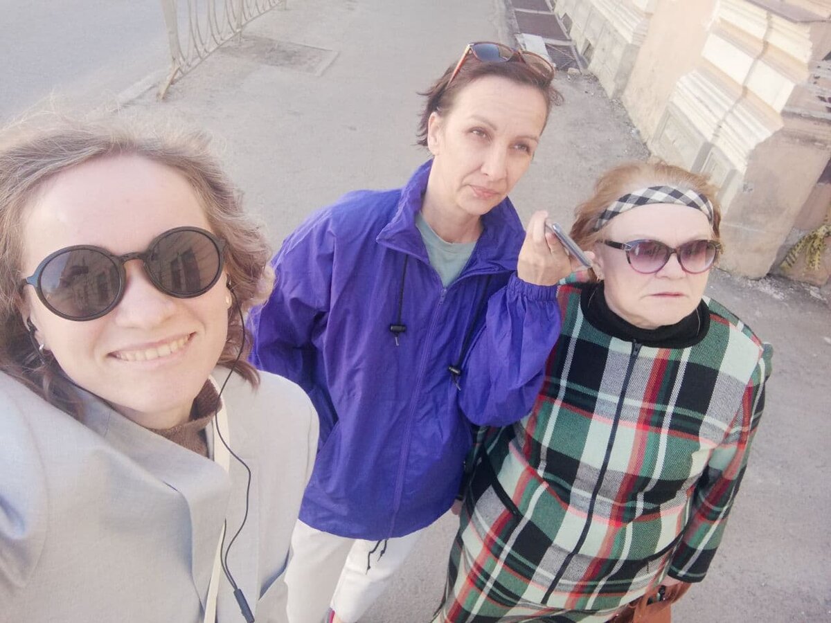 С собой взяли мою маму