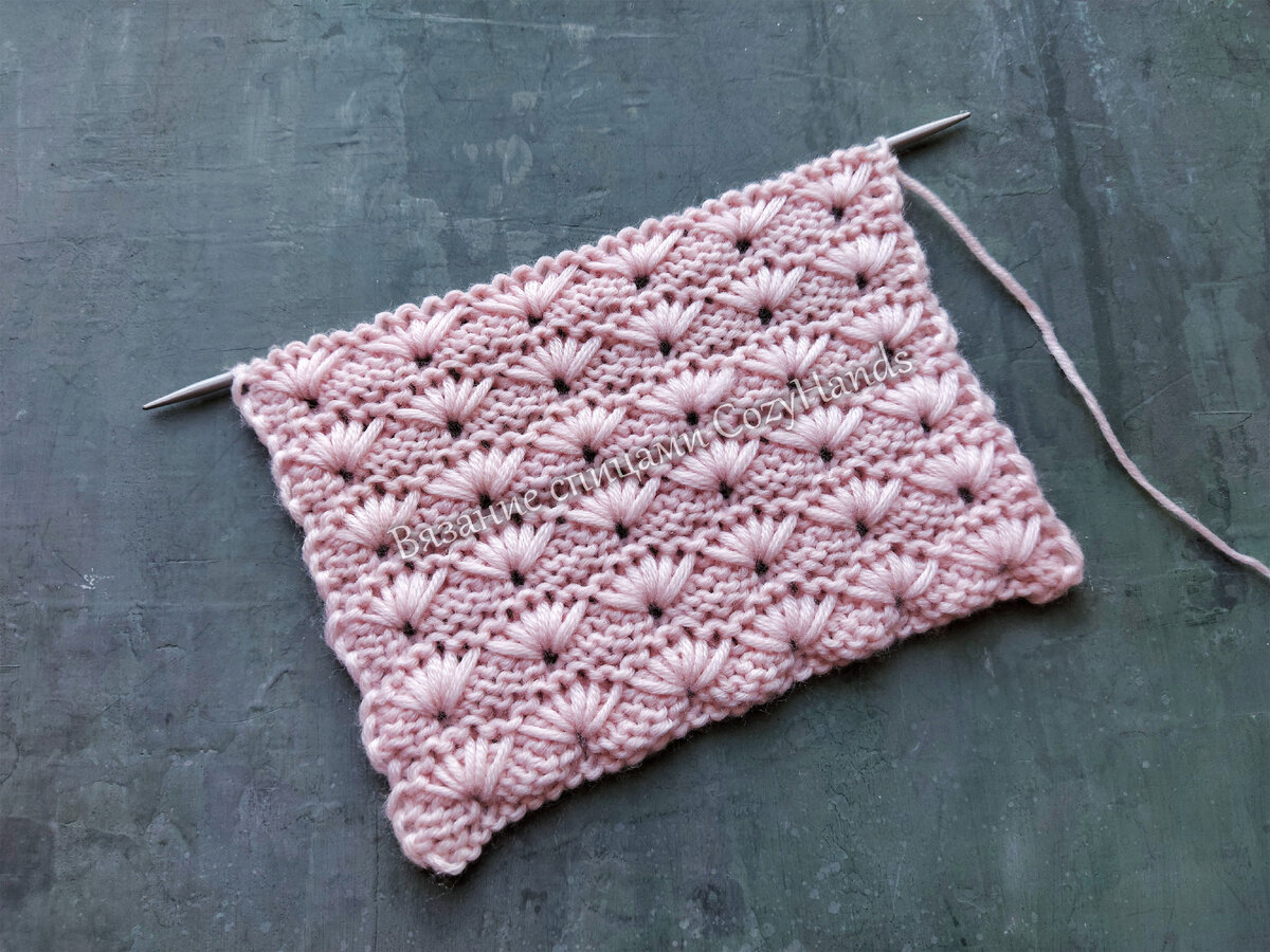 Потрясающий узор спицами с цветочками из вытянутых петель