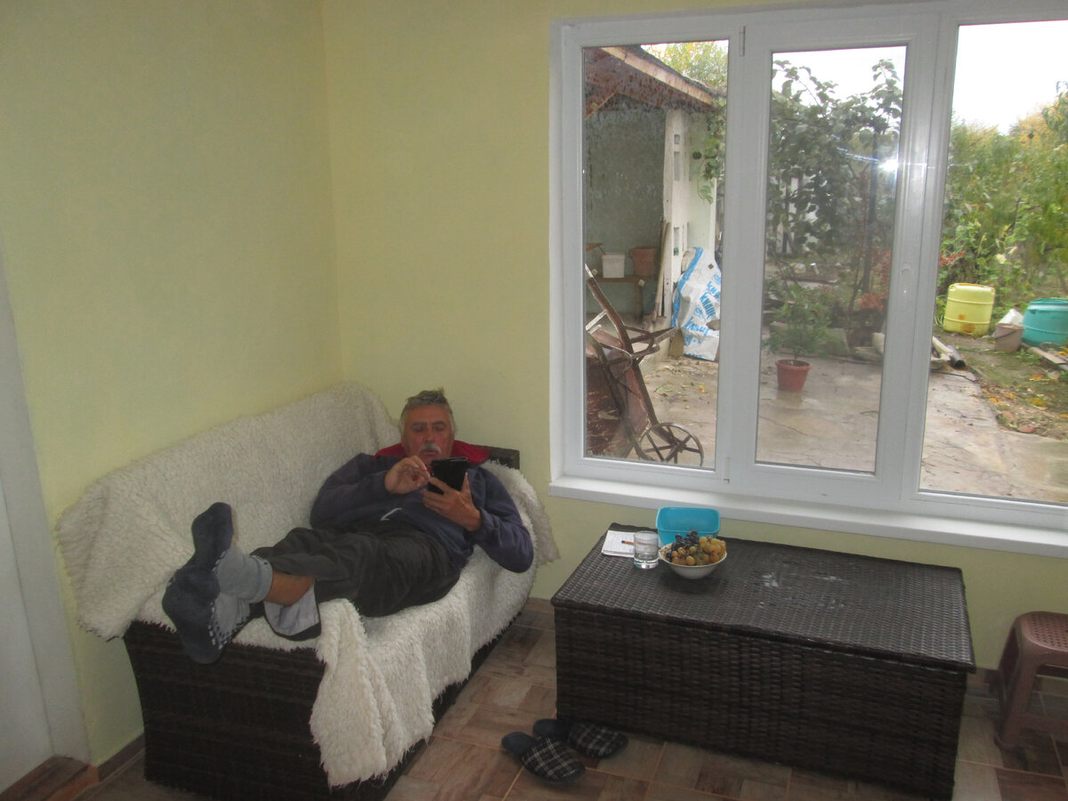 С трудом заставила мужа сидеть дома, а не бегать под дождем!!!