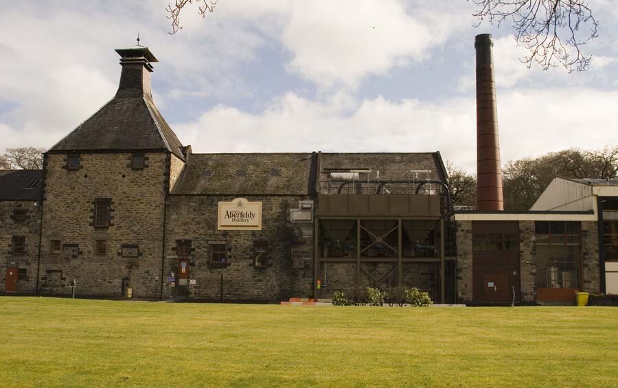 Фото из интернета. Выглядит скорее как цементный завод. Но нам нравится.